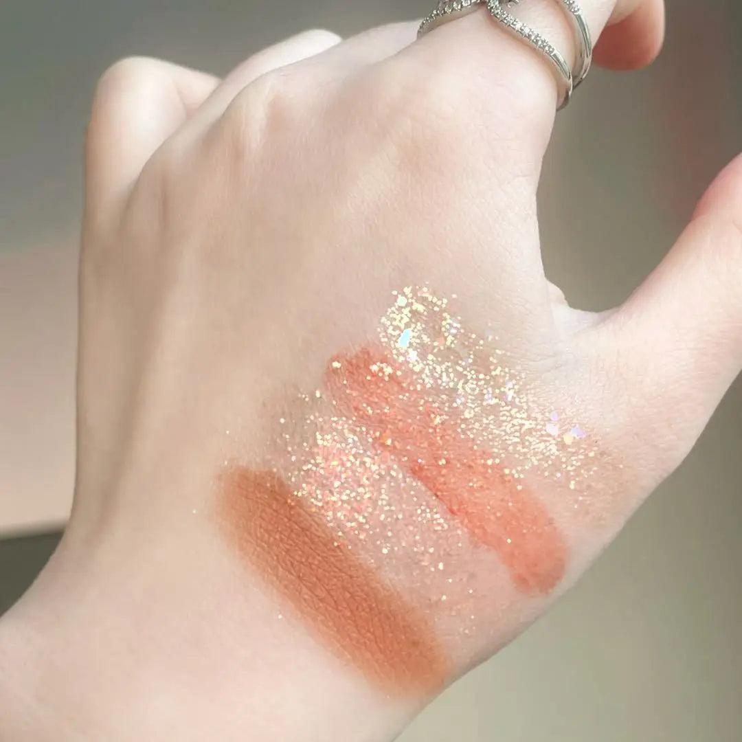 Eyeshadow palette with 26 colors