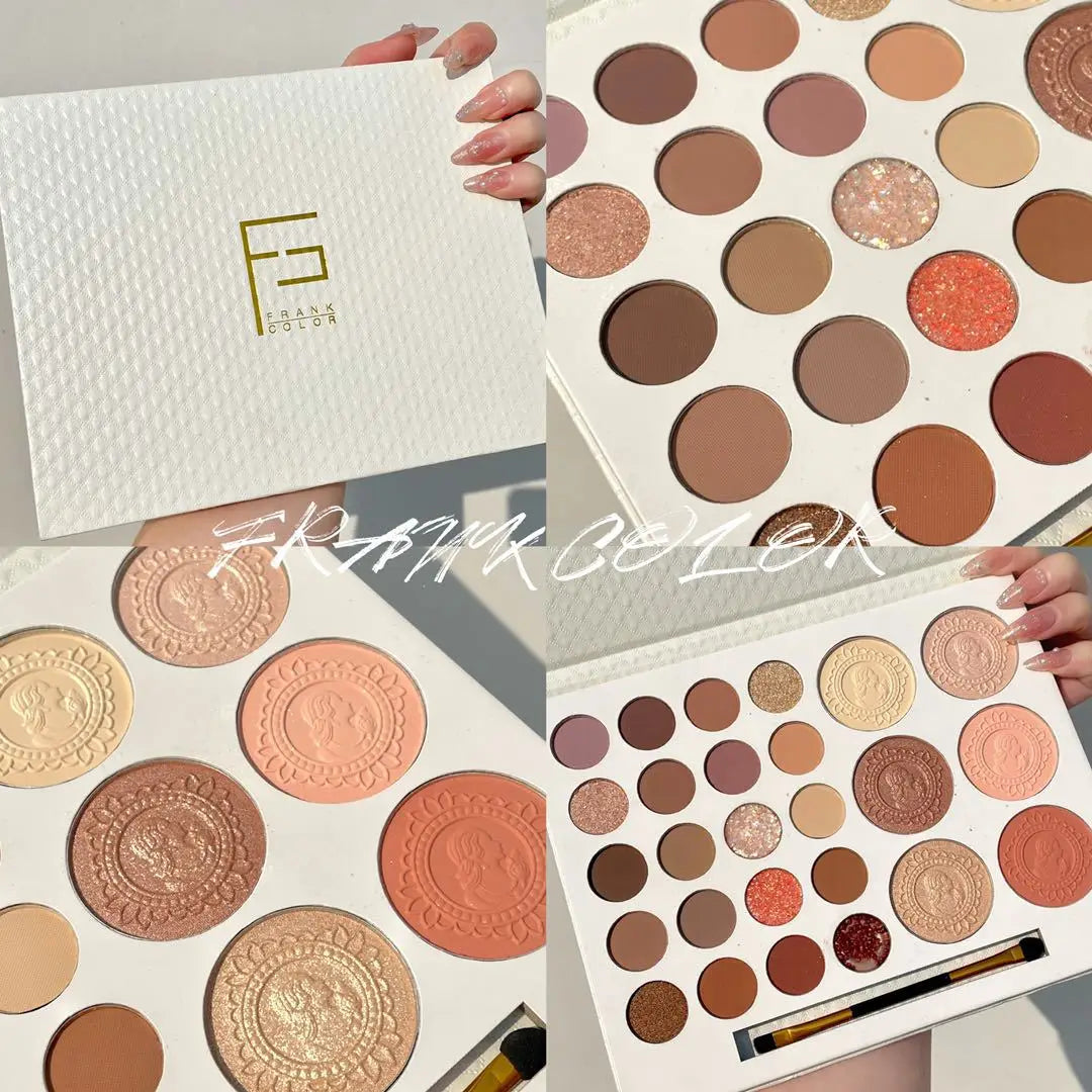 Eyeshadow palette with 26 colors